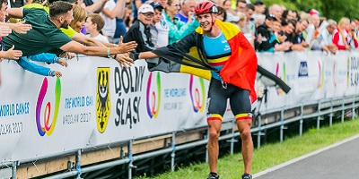 Bart Swings greeting fans after competition