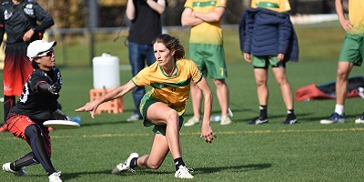 Cat Phillips throwing disc