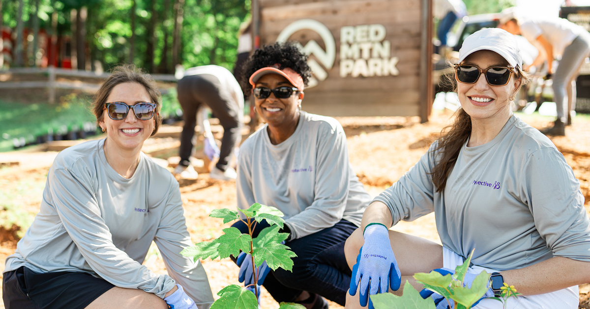 Protective employees clean up green spaces at Red Mountain Park