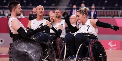 Kylie Grimes and teammates smiling