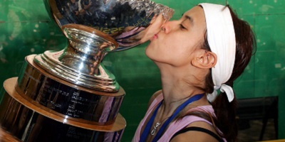 Nicol David kissing trophy
